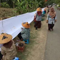 Para pengrajin Desa Kebon, Bayat, Klaten, Jawa Tengah bergotongroyong membuat sebuah karya batik monumental nan apik. Penasaran?