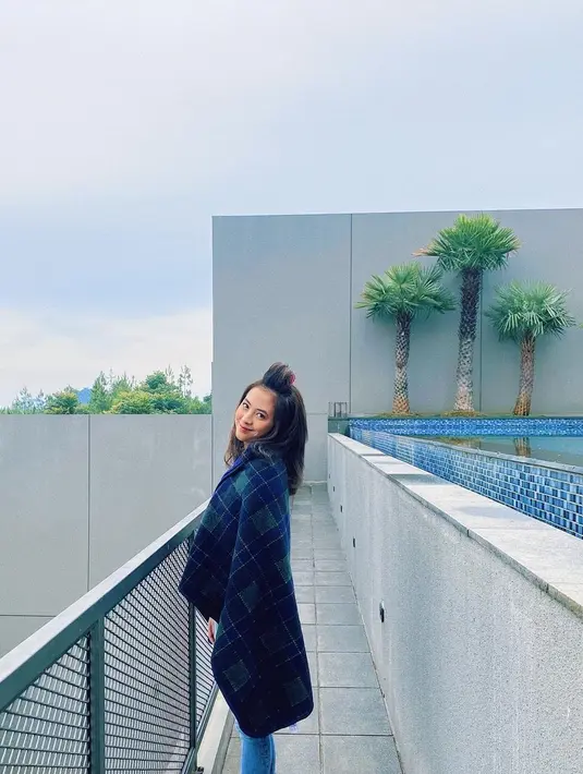 Meskipun sudah ada beberapa yang mulai kembali melakukan produksi, namun menurut Zara akan berbeda situasi di suana syuting seperti dengan sebelum adanya Covid-19. Satu hal yang dirindukan Zara adalah tak perlu melakukan swab test. (Instagram/zaraadhsty)