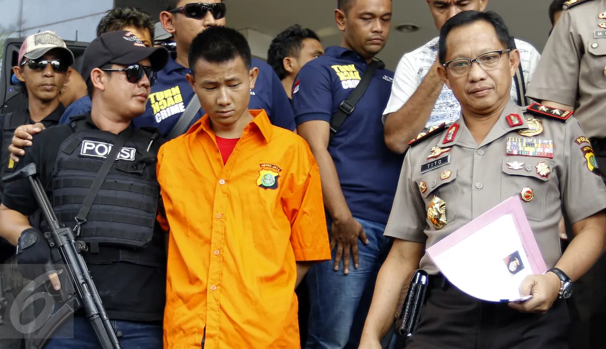 Kapolda Metro Jaya, Irjen Tito Karnavian (kanan) saat rilis penangkapan pelaku pembunuhan warga negara Jepang di halaman Mapolda Jakarta, Jumat (11/9/2015). (Liputan6.com/Yoppy Renato)