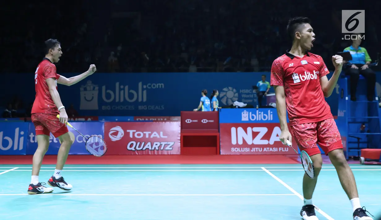 Ganda putra Indonesia, Fajar Alfian/M Rian Ardianto bersorak saat melawan Takeshi Kamura/Keigo Sonoda (Jepang) pada 32 besar Indonesia Open 2018, Istora GBK, Jakarta, Rabu (4/7). Fajar/Rian unggul 21-18, 14-21, 21-18. (Liputan6.com/Helmi Fithriansyah)