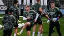 Gelandang Real Madrid Federico Valverde (tengah) mengambil bagian dalam sesi latihan di Valdebebas, pinggiran Madrid, Selasa (1/11/2022). Real Madrid akan menjamu Celtic di Santiago Bernabeu pada matchday terakhir Grup F Liga Champions 2022/2023 Kamis dini hari WIB, 3 November 2022. (Photo by PIERRE-PHILIPPE MARCOU / AFP)