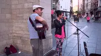 Turis cantik asal Indonesia ini ikut nyanyi bersama pengamen jalanan di Brussels dan menarik perhatian penduduk sekitar. (Youtube)