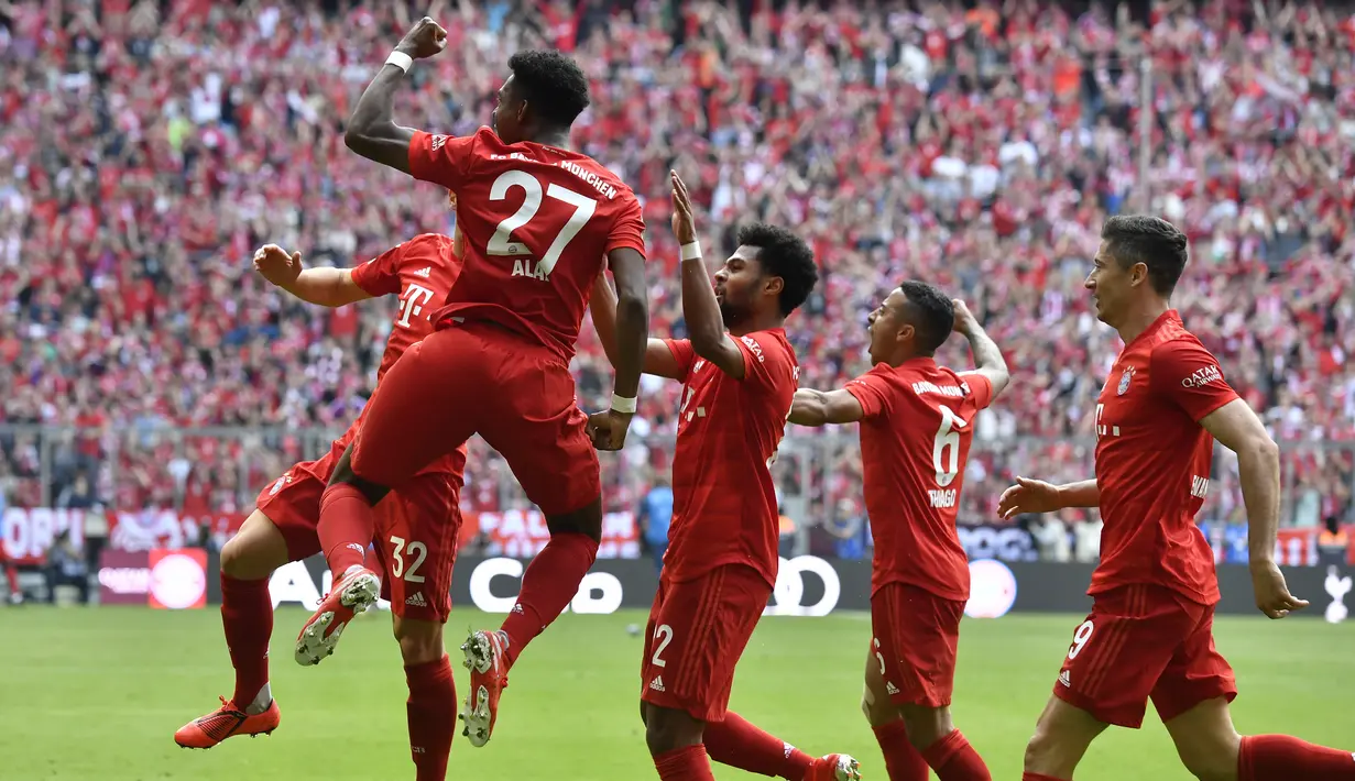 Pemain Bayern Munchen merayakan gol ke gawang Eintracht Frankfurt  di Allianz Arena, Jerman, Sabtu (18/5). Munchen menang 5-1 atas Frankfurt. (John Macdougall/AFP)
