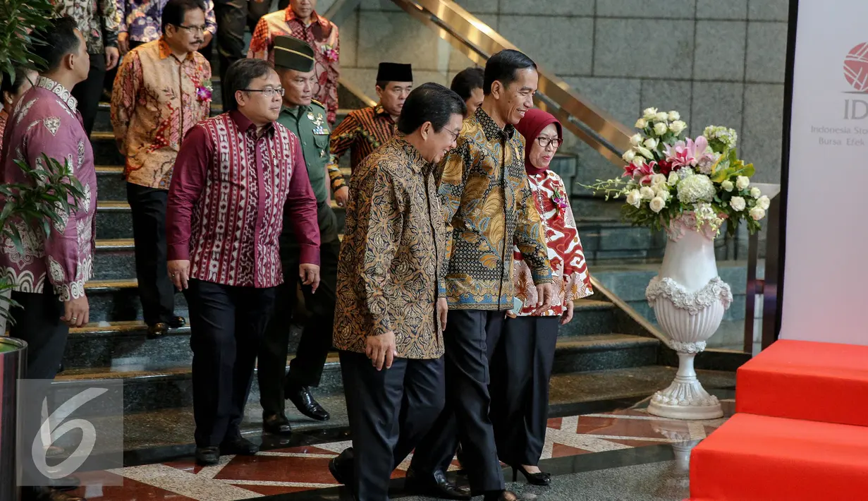 Presiden Joko Widodo usai mengunjungi Museum Sejarah Pasar Modal Indonsia dalam acara peringatan 38 Tahun Diaktifkannya Kembali Pasar Modal Indonesia di Gedung Bursa Efek Jakarta, Senin (10/8/2015). (Liputan6.com/Faizal Fanani)