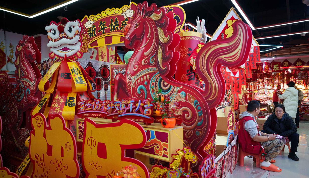 Tahun ini, Imlek yang menandai masuknya Tahun Kuda Api dalam penanggalan zodiak China jatuh pada 17 Februari 2026. Tampak dalam foto, Dekorasi merah untuk menyambut Tahun Baru Imlek dipajang di sebuah pasar di Beijing, China, Rabu 4 Februari 2026. (AP Photo/Vincent Thian)