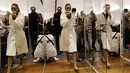 Seorang model menyantap makanan di belakang panggung sebelum presentasi busana koleksi Spring-Summer 2018 Versace  bagian dari Milan Fashion Week di Milan, Italia (17/6). AP Photo/Antonio Calanni)