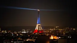 Ketika itu serangkaian serangan terjadi di sekitar ibu kota Prancis, termasuk di Stade de France, yang menewaskan 130 orang. Tampak sebuah foto yang menunjukkan Menara Eiffel yang diterangi dengan warna bendera nasional Prancis saat peringatan ke-10 serangan teroris Paris yang terjadi pada 2015, di Paris, pada 12 November 2025. (Dimitar DILKOFF/AFP)
