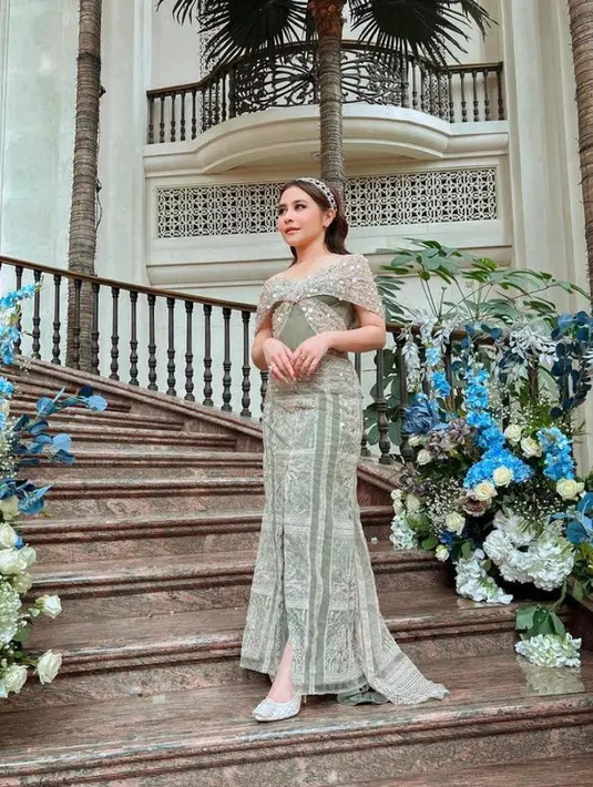 <p>Melengkapi penampilannya ia juga mengenakan high heels warna senada dengan dress yang dikenakannya. (Instagram/prillylatuconsina96).</p>