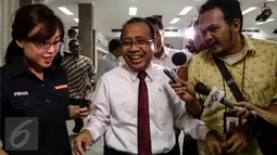 Menteri Sekretaris Negara, Pratikno (tengah) saat menjawab pertanyaan wartawan di Kantor Presidenan, Jakarta, Senin (15/8). Pemberhentian Arcandra Tahar tersebut persoalan kepemilikan paspor AS. (Liputan6.com/Faizal Fanani)