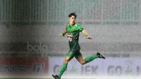 Pemian PS TNI, Hong Soon-hak merayakan golnya ke gawang Persiba Balikpapan pada laga pekan keempat Liga 1 2017 di Stadion Pakansari, Bogor, Jumat (5/5/2017). (Bola.com/Nicklas Hanoatubun)