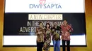 Harris Thajeb, Maya Wotono, Dick EG van Motman dan CEO&Founder Dwi Sapta Group, Adji Watono (kiri ke kanan) berfoto bersama usai peresmian bergabungnya Dwi Sapta Group dengan Dentsu Aegis Network di Jakarta, Rabu (25/1). (Liputan6.com/Helmi Fithriansyah)
