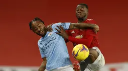 Striker Manchester City, Raheem Sterling (kiri), berebut bola dengan bek Manchester United, Aaron Wan-Bissaka dalam laga lanjutan Liga Inggris 2020/21 pekan ke-12 di Old Trafford Stadium, Sabtu (12/12/2020). Manchester City bermain imbang 0-0 dengan Manchester United. (Pool via AP/Phil Noble)