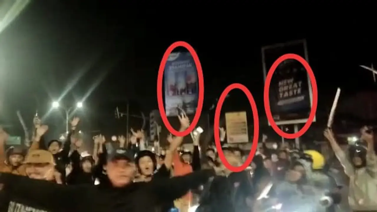 Tangkapan layar video viral geng motor acung-acungkan senjata tajam di Serang, Banten. (Foto: Liputan6.com/Istimewa)