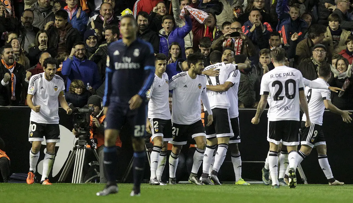 Pemain Valencia melakukan selebrasi usai menyamakan kedudukan pada lanjutan liga Spanyol melawan Real Madrid di stadion Mestalla, (3/1/2015). Real Madrid bermain imbang dengan Valencia dengan skor 2-2. (REUTERS/Heino Kalis)