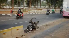 Satu unit motor yang hangus dibakar saat demonstrasi mahasiswa di sekitar Gedung DPR RI, Jakarta, Rabu (25/9/2019). Aksi menolak RUU yang dianggap bermasalah itu berujung ricuh dan bentrok dengan polisi sehingga menyebabkan sejumlah fasilitas umum rusak. (Liputan6.com/Immanuel Antonius)
