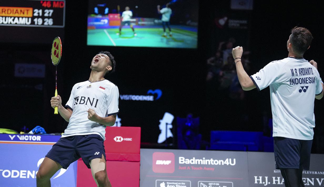 Fajar Alfian/Muhammad Rian Ardianto kembali mendapat angin hingga mampu memaksa kedudukan imbang 20-20. Saling kejar mengejar angka terus terjadi hingga posisi 26-26. Akhirnya Fajar Alfian/Muhammad Rian Ardianto berhasil menutup game kedua dengan meraih dua poin terakhir dan memenangi laga final dengan skor 21-19, 28-26. (AFP/Ritzau Scanpix/Claus Fisker)