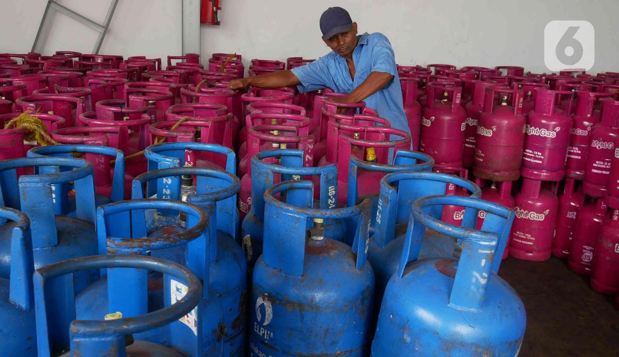 Pekerja merapikan susunan tabung LPG non-subsidi di sebuah agen gas di kawasan Jakarta, Kamis (30/12/2021). Pertamina memastikan stok LPG nasional, baik LPG PSO maupun Non PSO, dalam kondisi aman menjelang pergantian Tahun Baru 2022. (Liputan6.com/Angga Yuniar)