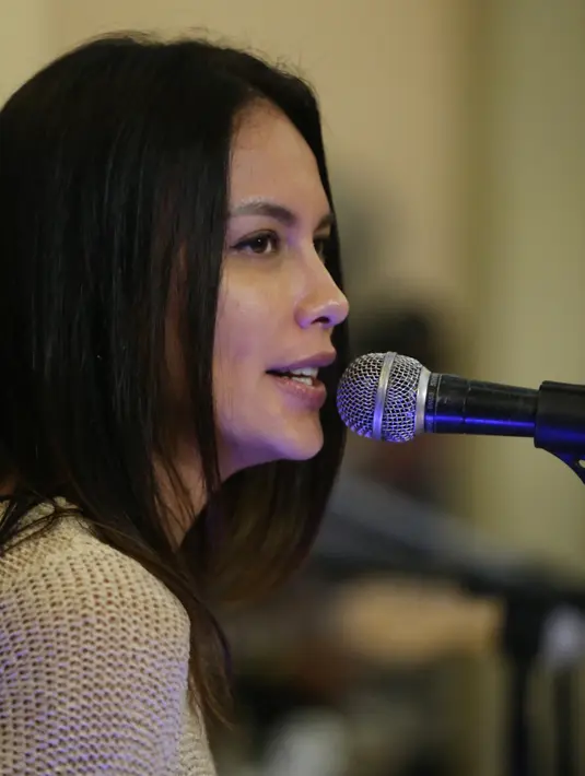 "Tadi kita latihan lagu David Bowie, This is Not America. Koreo? Belum dipikirin sumpah. Kalau kaya gitu lebih ke spontan aja nanti," ujar Sophie dilansir dari Liputan6. (Nurwahyunan/Bintang.com)