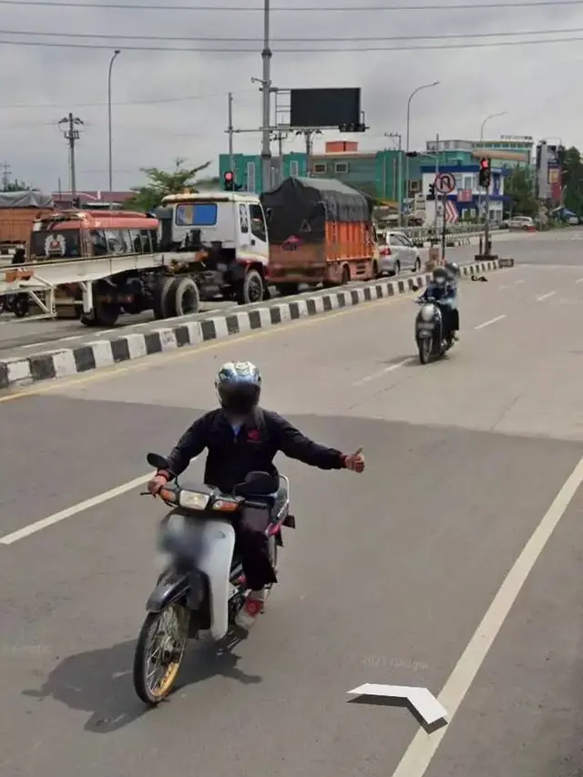 7 Potret Kocak Orang Sadar Kamera di Jalan Ini Lucu Banget