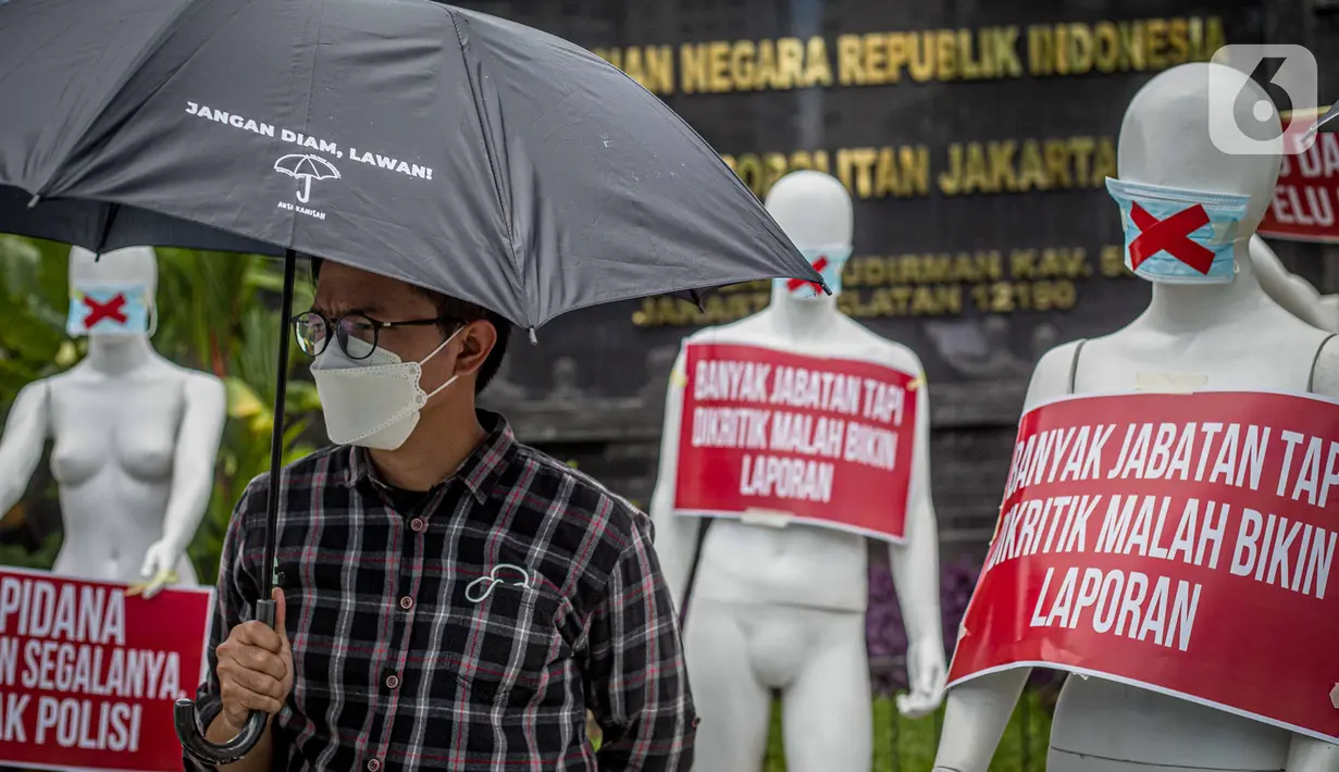 Sejumlah manekin dan poster tuntutan saat dipajang di depan Polda Metro Jaya, Jakarta, Senin (21/3/2022). Aksi itu bentuk dukungan terhadap Haris Azhar dan Fatia Maulidiyanti saat menjalani pemeriksaan terkait kasus dugaan pencemaran nama baik Luhut Binsar Pandjaitan. (Liputan6.com/Faizal Fanani)