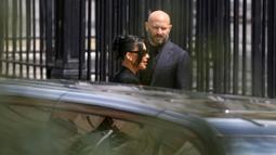 Tiba di Pengadilan Assize, Paris, Prancis pada 13 Mei 2025, Kim Kardashian akan memberi kesaksian langsung di hadapan pengadilan terkait kasus perampokan yang menimpanya di Paris pada 2016 lalu. (Thomas SAMSON/AFP)
