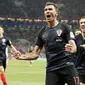 Striker Kroasia, Mario Mandzukic, melakukan selebrasi usai mencetak gol ke gawang Inggris pada laga semifinal Piala Dunia di Stadion Luzhniki, Rabu (11/7/2018). Kroasia menang 2-1 atas Inggris. (AP/Frank Augstein)