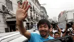 Petinju Filipina Manny Pacquiao menyapa pendukungnya usai mengisi Sertifikat Pencalonan Senator di Mei 2016 pemilihan nasional, di Komisi Pemilihan Umum, Manila, Filipina (16/10/2015). (REUTERS/Erik De Castro)