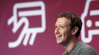 Senyum pendiri sekaligus CEO Facebook, Mark Zuckerberg saat akan memberikan sambutan pada ajang Mobile World Congress di Barcelona, Spanyol, Senin (22/2). (REUTERS/Albert Gea)