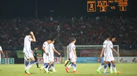 Pemain Persib Bandung meninggalkan Stadion Segiri, Samarinda, setelah dikalahkan Pusamania Borneo FC (PBFC) pada leg pertama semifinal Piala Presiden 2017, Kamis (2/3/2017). (PSSI)