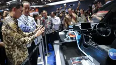 Menteri Perindustrian (Menperin) Agus Gumiwang menyaksikan produk otomotif  saat pembukaan Gaikindo Indonesia International Auto Show (GIIAS) 2026 di Tangerang, Banten, Kamis (30/7/2026). (KLY/Budy Santoso)
