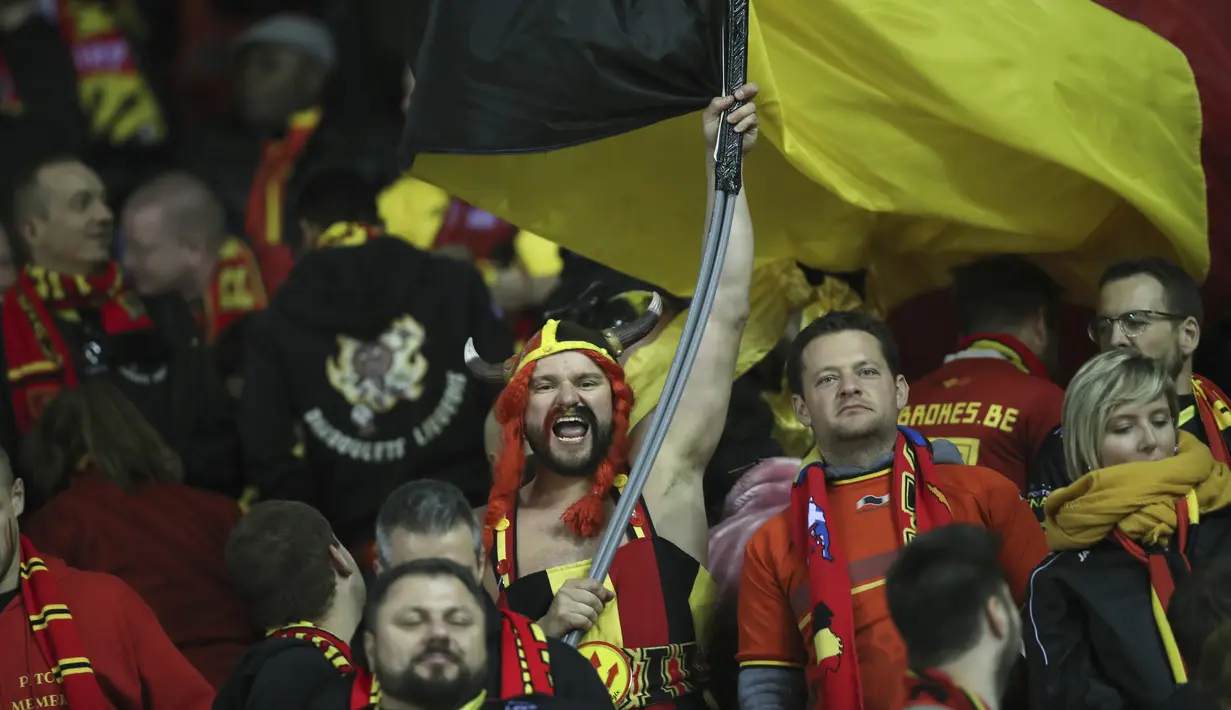 Pendukung Belgia saat mendukung negaranya bertanding melawan San Marino pada Grup I Kualifikasi Piala Eropa 2020 di Stade Roi Baudouin, Brussels (10/10/2019). Belgia menang telak 9-0 atas San Marino. (AP Photo/Francisco Seco)