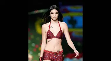 Adik tiri Kim Kardashian, Kendall Jenner, menjadi model di runway New York Fashion Week, Senin (8/9/14). (Randy Brooke/Getty Images for Tommy Hilfiger/AFP)