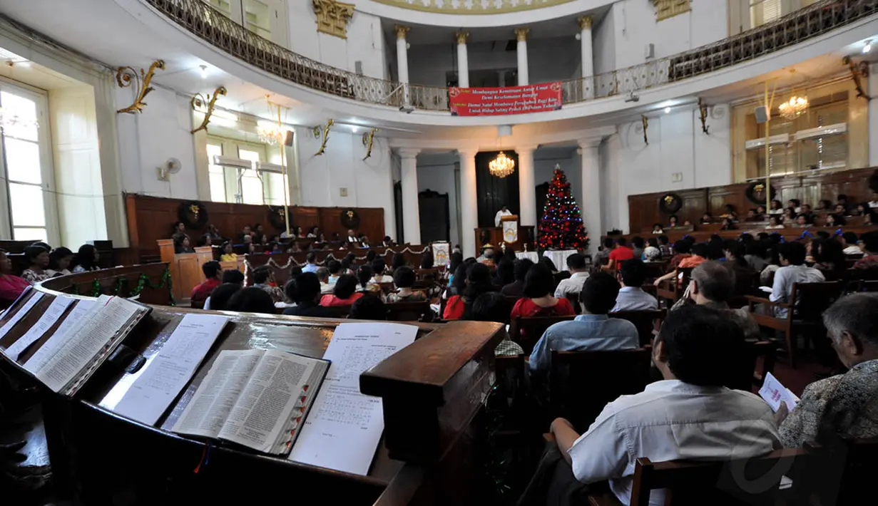 Ratusan umat Kristiani mengikuti Misa Natal di Gereja Immanuel Jakarta, Kamis (25/12/2014). (Liputan6.com/Miftahul Hayat)