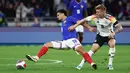 Pemain Jerman, Toni Kroos, berebut bola dengan pemain Prancis, Warren Zaire-Emery, pada laga persahabatan di Stadion Groupama, Minggu (24/3/2024). (AFP/Franck Fife)
