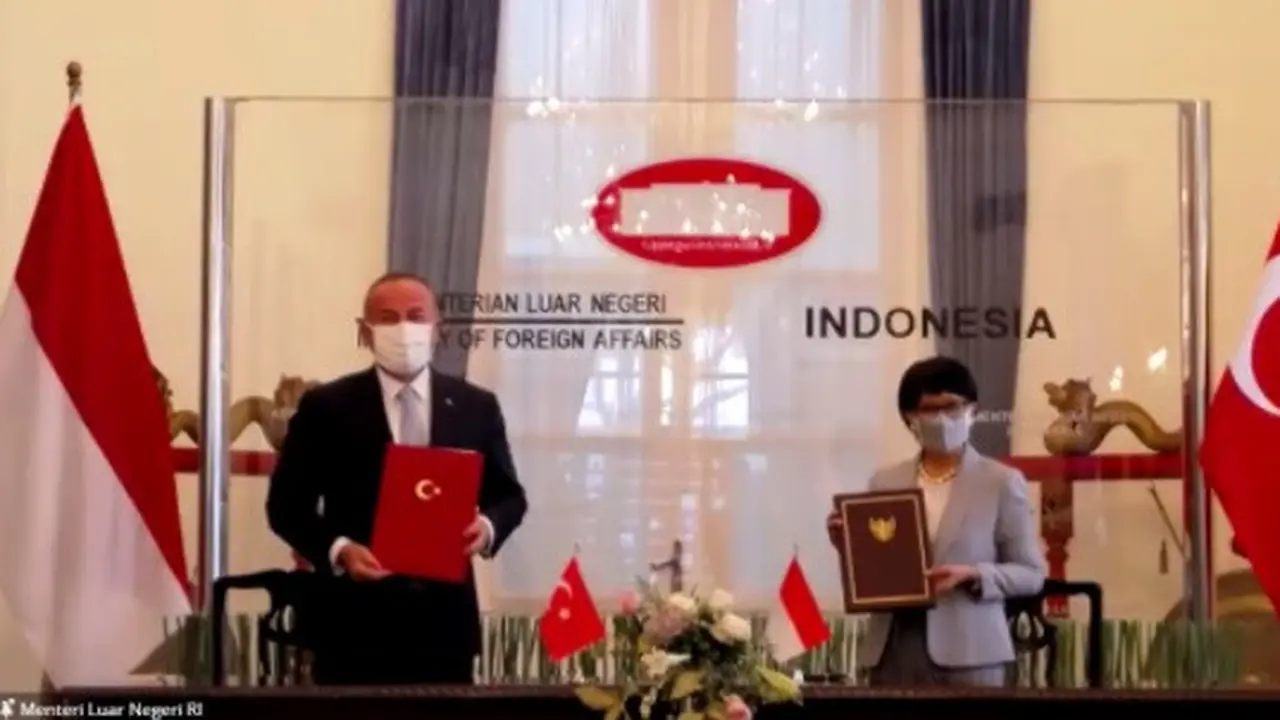 Menteri Luar Negeri Turki Mevlüt Çavuşoğlu dan Menteri Luar Negeri RI Retno Marsudi dalam press briefing Kemlu RI Pada Selasa (22/12/2020). (Photo credit: screenshot press briefing Kementerian Luar Negeri RI)