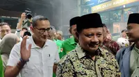 Ketua Bapilu PPP Sandiaga Uno saat mengunjungi salah satu rumah makan empal gentong Cirebon mendapat sambutan hangat dari warga sampai pengunjung. Foto (Liputan6.com / Panji Prayitno)