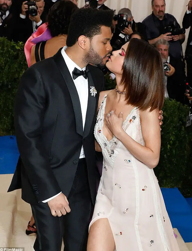 Ciuman mesra Selena Gomez dan The Weeknd di Met Gala 2017. (Dailymail)