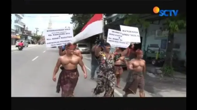 [Bintang] Hari Buku Sedunia: Mengenakan Kostum Hanoman, Kopral Bagyo Bagi-bagi Buku