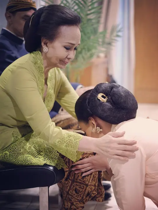 Potret Adinia Wirasti bersimpuh di depan sang ibu yang telah melahirkan. Salah satu momen haru dalam pernikahan adalah meminta restu orang tua sebelum membina rumah tangga. [Instgaram/adiniawrst]