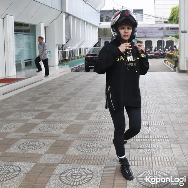6 Potret Sangar Nikita Mirzani Naik Moge saat Hadiri Sidang