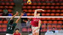 Pemain Timnas voli putra Indonesia, Daffa Naufal Mauluddani melakukan smash saat melawan Myanmar pada babak penyisihan Grup B SEA Games 2025 di di Stadion Indoor Huamark, Bangkok, Thailand, pada Senin (15/12/2025) pagi WIB. (Bola.com/Bagaskara Lazuardi)