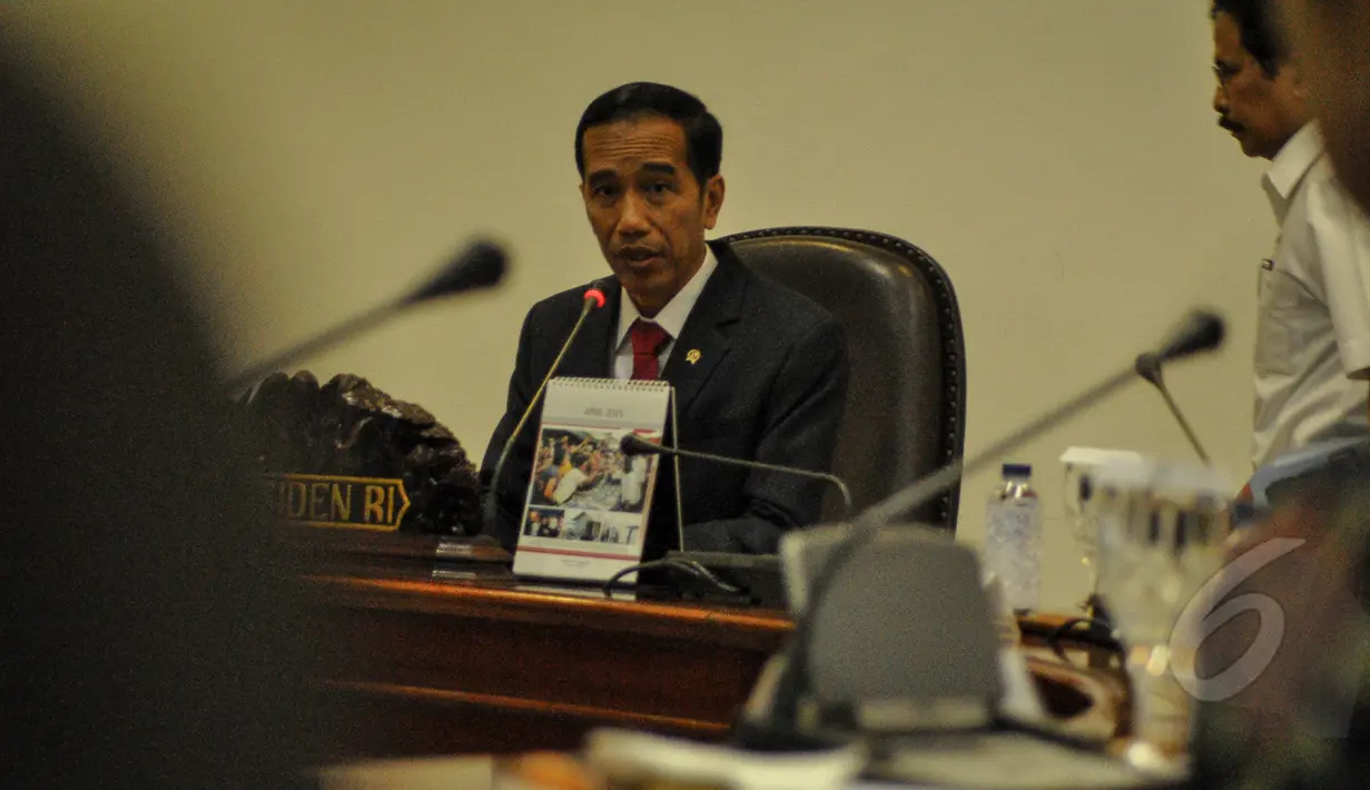 Presiden Joko Widodo (Jokowi) menggelar rapat terbatas bersama para menteri Kabinet Kerja di Kantor Presiden, Jakarta, Senin (6/4/2015). Rapat membahas tentang ketersediaan beras nasional (Liputan6.com/Faizal Fanani)