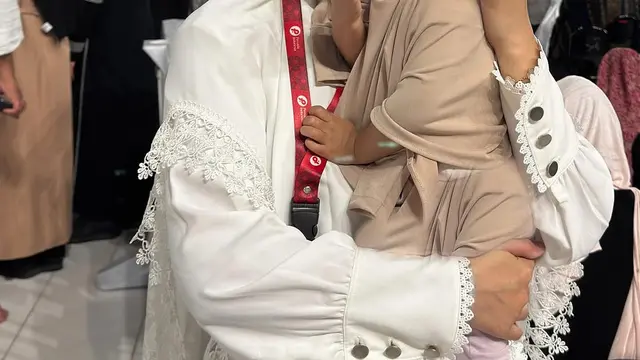 Yeni Inka Berhijab saat Umrah Bersama Suami dan Anaknya, Anggun dan Bikin Pangling