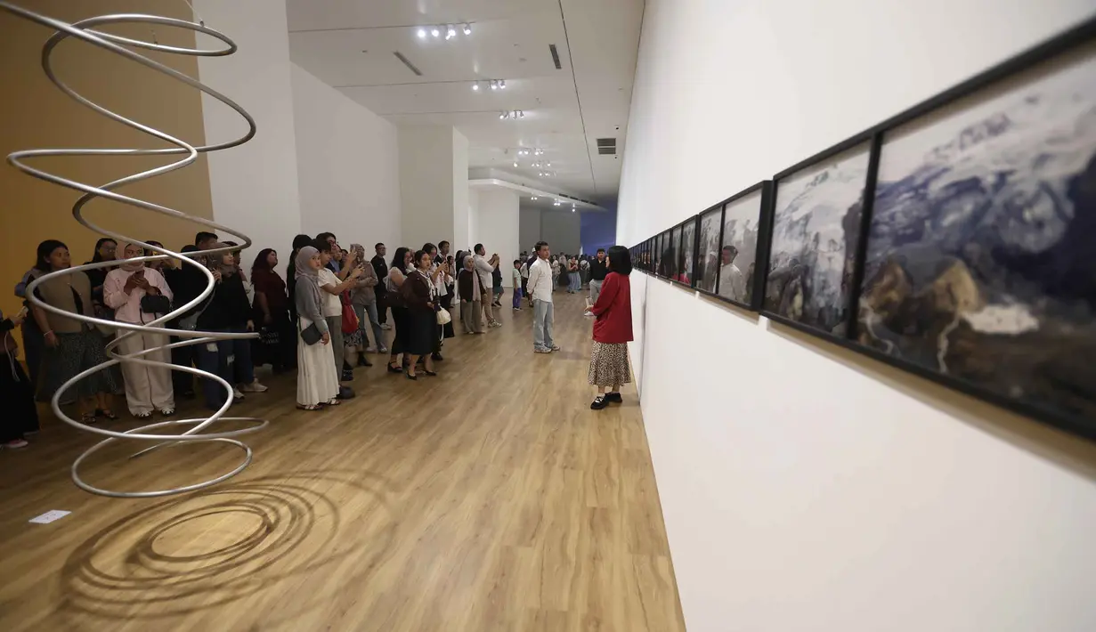 Pameran ini memberi kesempatan bagi pengunjung untuk berinteraksi dengan sejumlah karya penting yang menelusuri perkembangan eksplorasi sang seniman, termasuk karya-karya yang dihadirkan secara eksklusifnya. Tampak dalam foto, pengunjung menikmati koleksi seni modern dan kontemporer karya Olafur Eliasson di Museum of Modern and Contemporary Art in Nusantara (MACAN), Jakarta, Minggu 12 April 2026. (Kapanlagi.com/Budy Santoso)