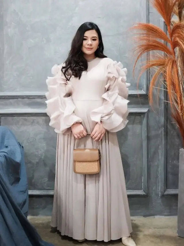 7 Potret Inspirasi Gaya Penampilan Eriska Rein saat Hamil Tua, Tetap Stylish