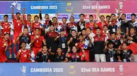 Tim Indonesia merayakan di podium setelah memenangkan pertandingan final sepak bola putra melawan Thailand dalam SEA Games ke-32 di Phnom Penh pada Selasa 16 Mei 2023. (Nhac NGUYEN/AFP)