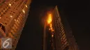 Hampir setiap lantai di apartemen Neo Soho yang terbakar mengalami kebakaran, Jakarta, Rabu (9/11). Belum diketahui apa penyebab kebakaran ini. (Liputan6.com/Helmi Afandi)