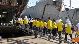 Citizen6, Jakarta: Sekolah Dasar Islam Terpadu (SDIT) Al Halimiyah mengadakan wisata dengan mengunjungi salah satu Kapal Perang Republik Indonesia (KRI) yang berada di jajaran Kolinlamil di dermaga Markas Komando (Mako) Kolinlamil, Tanjung Priok, Jakarta 