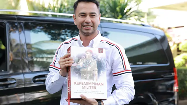 Raffi Ahmad memamerkan buku hadiah dari Prabowo. (Istimewa)