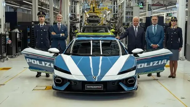 Serah Terima Lamborghini Temerario Berseragam Biru-Putih untuk Kepolisian Negara Italia